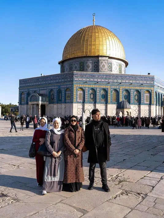 Safeea bersama ibu, ayah dan juga kakak sambungnya itu terlihat begitu akrab saat menikmati liburan. Selain ke Masjid Al-Aqsa, mereka juga berkunjung ke Yordania. Selepas itu, rombongan juga melaksanakan ibadah umrah di Mekkah. (Liputan6.com/IG/@mulanjameela1)