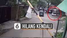 Mobil itu tak terkendali dan menabrak sebuah warung hingga roboh.
