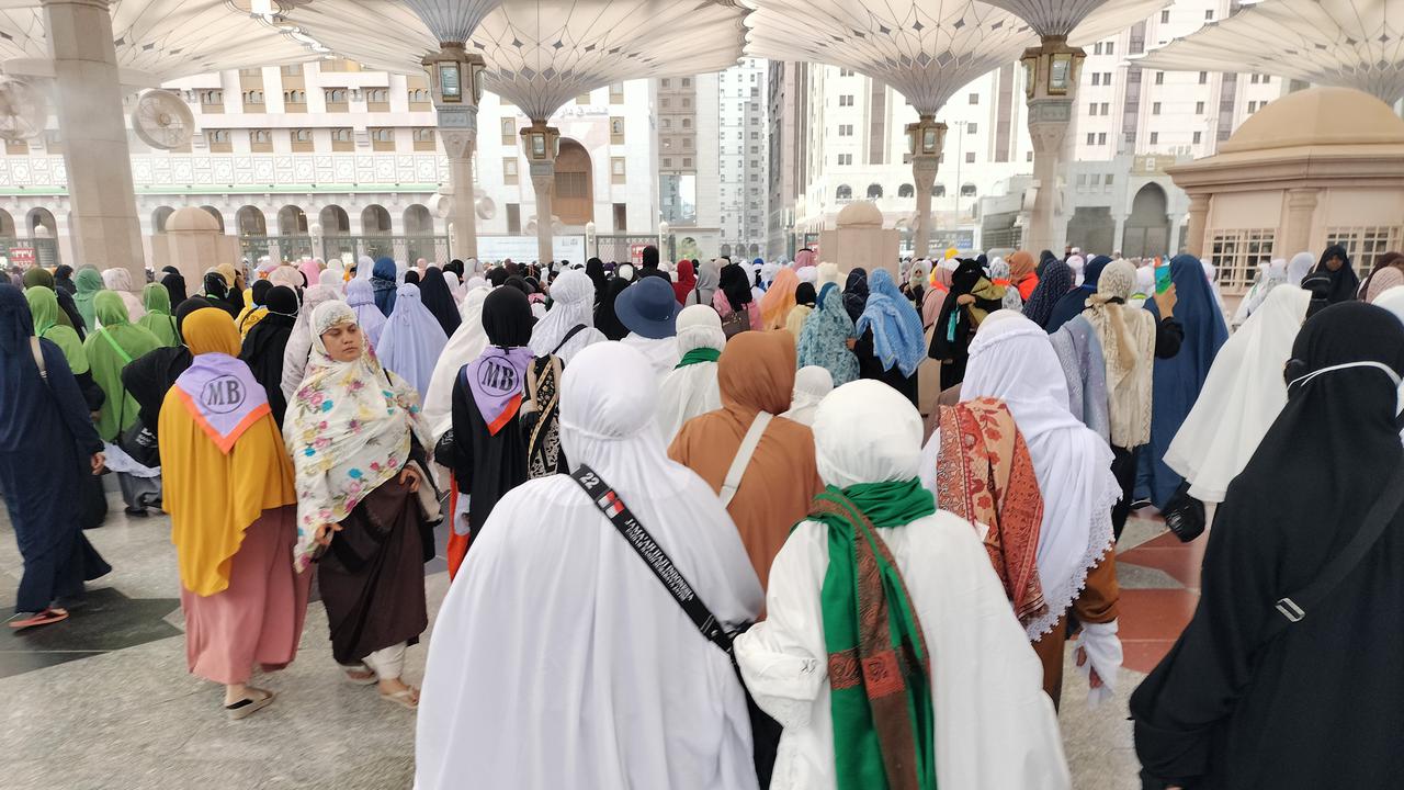 Potret jemaah haji Indonesia saling bergandengan saat menuju ke Masjid Nabawi, Madinah atau pulang ke hotel. Mereka saling menjaga, terutama kepada jemaah lansia