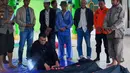 Foto selebaran yang diambil dan dirilis pada 7 Maret 2023 oleh kantor Kementerian Komunikasi dan Informatika Natuna ini menunjukkan para pejabat berdoa untuk para korban tanah longsor di Natuna, Kepulauan Riau (Kepri). Evakuasi terus dilakukan dengan kewaspadaan tinggi karena tanah masih labil dan masih terjadi longsor susulan. (HO / Natuna ministry of communication / AFP)
