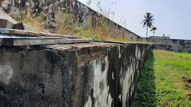 Dinding dengan undakan Benteng Kuta Batee (Liputan6.com/Rino Abonita)