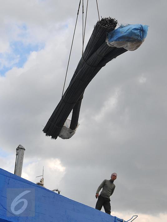 Tumpukan baja diangkat dengan alat berat saat dipindahkan untuk di kirim melalui Pelabuhan Sunda Kelapa, Jakarta, Kamis (15/12). Namun pasokan baja nasional baru mampu memenuhi 6,20 juta ton. (Liputan6.com/Angga Yuniar)