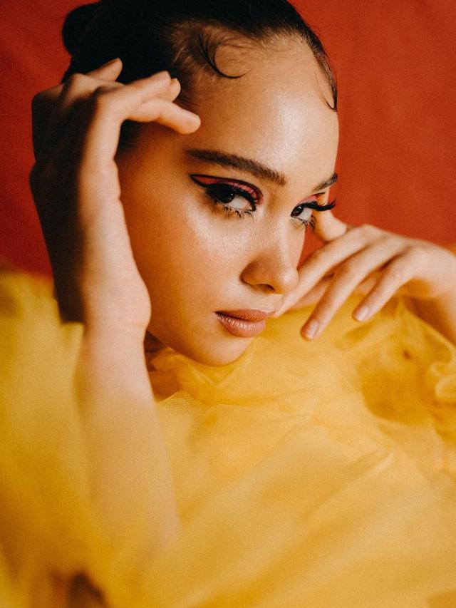 Gaya Pemotretan Aurora Ribero Dengan Nuansa Orange, Tampil Fresh. (Sumber: Instagram/auroraribero)
