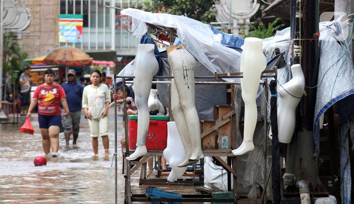 Lapak pedagang kaki lima di kawasan pertokoan Pasar Baru masih tutup, Jakarta, Kamis (2/1/2020). Pasca banjir yang melanda sejumlah titik di Jakarta pada Rabu (1/1), aktivitas perniagaan di kawasan Pasar Baru masih terlihat sepi dan sebagian toko masih tutup. (Liputan6.com/Helmi Fithriansyah)