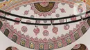 Terdapat kubah megah berukuran sangat besar yang menjadi titik tengah di masjid ini dengan kaligrafi tulisan Arab. (Liputan6.com/Herman Zakharia)
