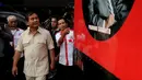 Prabowo Subianto mengecek langsung barisan truk pengangkut alat kesehatan yang akan diberangkatkan dari Bandara Halim Perdanakusuma Jakarta (Liputan6.com/Helmi Fithriansyah)