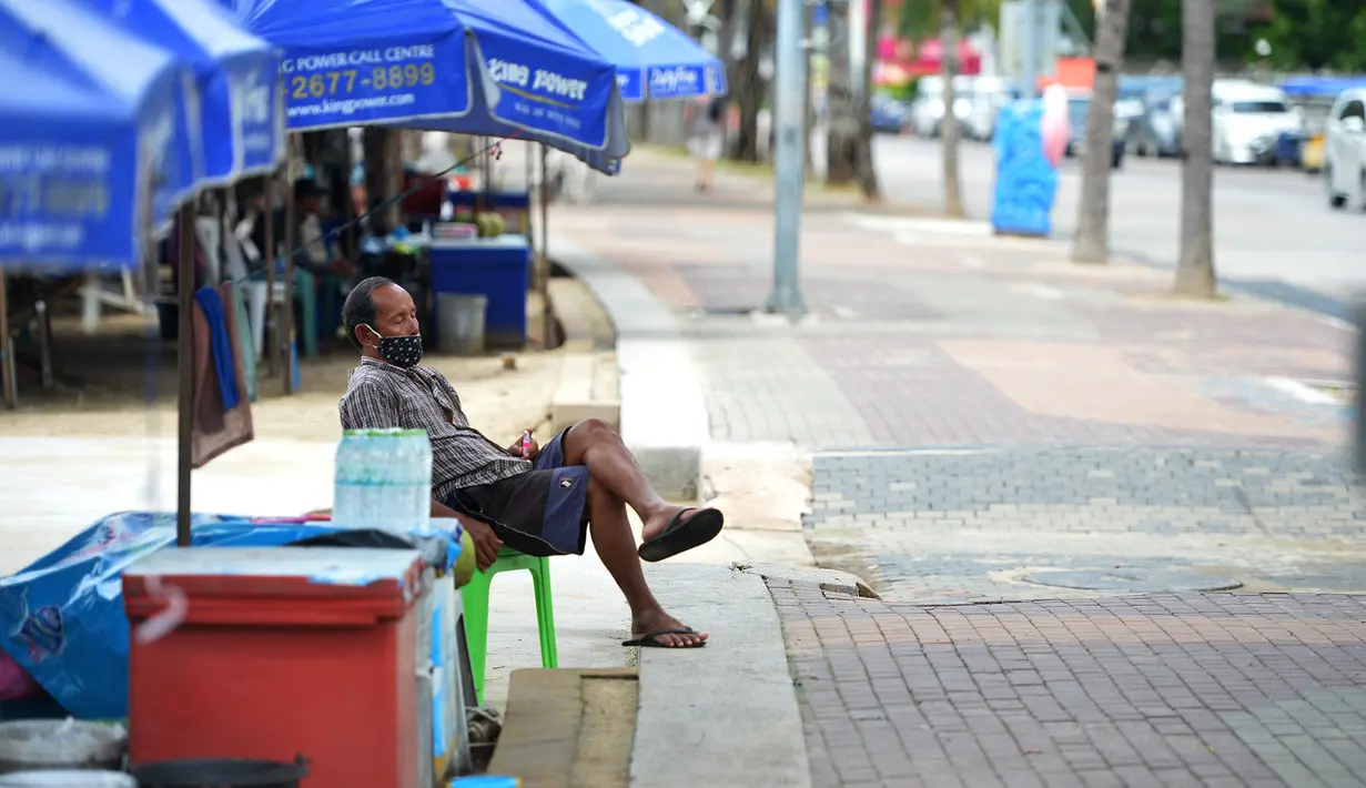 Seorang pedagang menunggu wisatawan di Pantai Pattaya di Provinsi Chonburi, Thailand (15/9/2020). Dengan ditutupnya zona udara dan perbatasan, perekonomian Thailand menderita sejak Maret akibat kurangnya arus kas dari industri pariwisata. (Xinhua/Rachen Sageamsak)