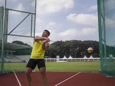 Atlet lempar martil asal Malaysia bersiap melakukan lemparan saat latihan di Stadion Madya Senayan, Jakarta, Sabtu (10/2/2018). Latihan ini merupakan persiapan jelang Invitation Tournament Asian Games 2018. (Bola.com/Vitalis Yogi Trisna)