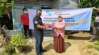 Penyaluran bantuan beras kepada warga terdampak covid-19 di Desa Teratak Buluh, Kabupaten Kampar yang berbatasan langsung dengan Pekanbaru. (Liputan6.com/M Syukur)