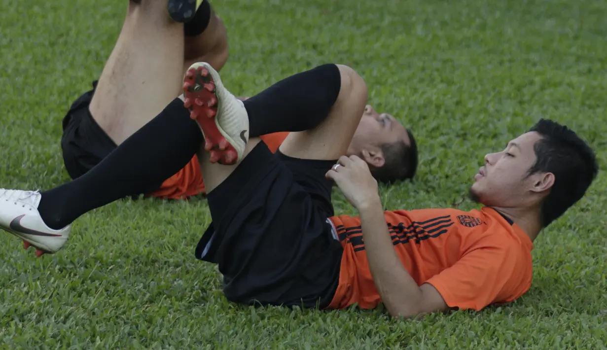 Pemain Persija Jakarta, Evan Dimas, melakukan latihan di Lapangan Sutasoma, Jakarta, Rabu(28/1/2020). Gelandang Timnas Indonesia ini menjalani latihan terpisah karena masih pemulihan cedera. (Bola.com/M Iqbal Ichsan)