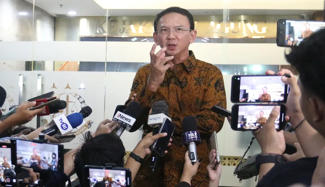 Diketahui, Ahok pada hari ini Kamis (13/3/2025) diperiksa bersama beberapa saksi lainnya selama hampir 10 jam di Gedung Kejagung. (merdeka.com/Arie Basuki)