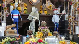 Berbagai dekorasi terlihat saat perayaan Hari Orang Mati di San Antonio, Texas, Amerika Serikat (2/11/2020). Hari Orang Mati adalah hari raya Meksiko yang melibatkan keluarga dan teman berkumpul untuk berdoa serta mengenang teman dan anggota keluarga yang telah meninggal. (Xinhua/Lie Ma)