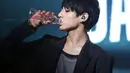 Salah satu personel BTS, Jungkook punya kebiasaan unik yaitu minum air mineral dengan mengecup permukaan ujung botol. (Foto: aminoapps.com)
