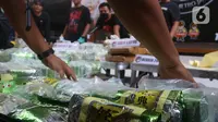 Barang bukti diperlihatkan saat rilis kasus narkotika jenis sabu ekstasi dan tembakau sintesis di Polda Metro Jaya, Jakarta, Selasa (12/7/2022). Pengungkapan narkotika dengan total tersangka 35 orang dari 19 kasus. (merdeka.com/Arie Basuki)