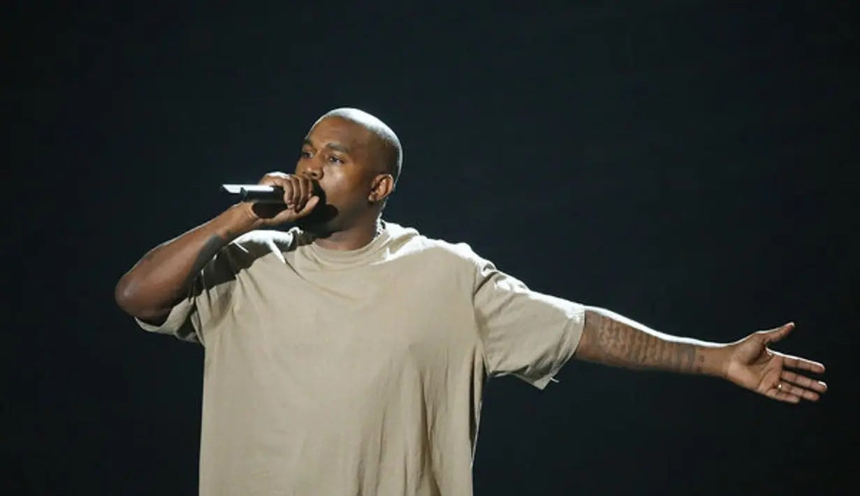 Dilansir dari huffingtonpost, Kanye West pernah mengatakan bahwa keluarganya membesarkan dirinya dengan nilai-nilai Kristen. (Michael Tran via Getty Images/Huffingtonpost)