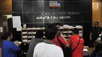 Petugas Kantor Pelayanan Pajak Pratama Jakarta melayani para wajib pajak untuk melaporkan SPT mereka, Jakarta, Kamis (29/3). Wajib pajak terus berdatangan sejak pagi hingga sore untuk melaporkan SPT pajak tahun 2017 mereka. (Merdeka.com/Iqbal Nugroho)