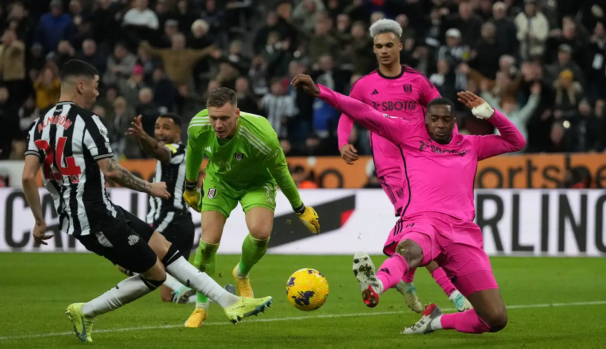 Gelandang Newcastle United, Miguel Almiron (kiri) mencetak gol kedua timnya ke gawang Fulham pada laga pekan ke-17 Liga Inggris 2023/2024 di St James' Park, Newcastle, Sabtu (16/12/2023). (AFP/Andy Buchanan)