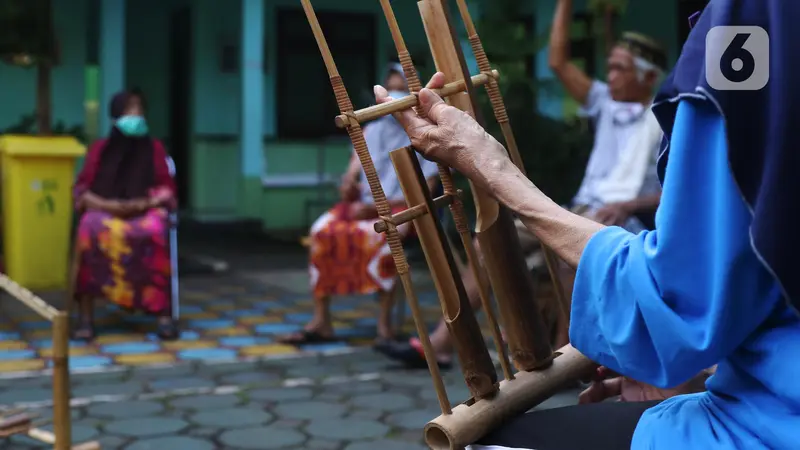 FOTO: Aktivitas Lansia Mengisi Waktu Sambil Berlatih