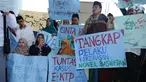 Perwakilan dari peserta PPWK (Pendidikan Pengembangan Wawasan Keulamaan) Lakpesdam-PBNU melakukan aksi dukungan di Gedung KPK, Jakarta, Kamis (12/10). Mereka menyampaikan tujuh pernyataan sikap dukungan bagi KPK. (Liputan6.com/Helmi Fithriansyah)