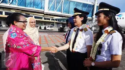 Menteri Pemberdayaan Perempuan dan Anak RI Yohana Yembise (kiri) menyambut kapten pilot Garuda Indonesia Ida Fiqria (tengah) dan kopilot Sari Ardisa (kanan) di bandara Minangkabau, Padang, Sumatera Barat, Jumat (21/4). (Liputan6.com/Angga Yunair)