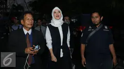 Delia Septianti (tengah) bersama kuasa hukumnya (kiri) usai melapor di Polda Metro Jaya, Selasa (19/7). Delia Septianti melaporkan balik rekan bisnisnya, Amelia ke Polda Metro Jaya atas tuduhan pencemaran nama baik. (Liputan6.com/Herman Zakharia)