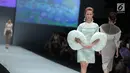 Sejumlah model berjalan diatas catwalk membawakan rancangan desainer Bunka School of Fashion dalam ajang Jakarta Fashion Week 2018 di Senayan City, Jakarta, Kamis (26/10). (Liputan6.com/Faizal Fanani)