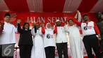 Menteri Sosial Khofifah Indar Parawansa berfoto bersama saat jalan sehat di Car Free Day, Bundaran HI, Jakarta, Minggu (6/11). Menjelang hari pahlawan Khofifah mengajak warga agar lebih mengingat jasa para pahlawan. (Liputan6.com/Gempur M. Surya)