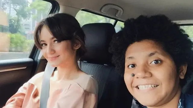 7 Potret Kebersamaan Enzy Storia dan Sang Adik, Kompak Banget