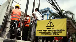 Petugas PLN saat melakukan penertiban jaringan ilegal di tiang listrik PLN di Menteng Raya,Jakarta, (02/3). Karena jaringan kabel - kabel ilegal ini nantinya kan membahayakan keamanan dan keselamatan warga. (Liputan6.com/Faisal R Syam)