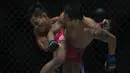 Atlet MMA Indonesia, Stefer Rahardian, terkena pukulan atlet MMA China, Peng Xue Wen, pada kelas strawweight di JCC Senayan, Jakarta, Sabtu (22/9/2018). Stefer Rahardian kalah dari Peng Xue Wen. (Bola.com/Vitalis Yogi Trisna)