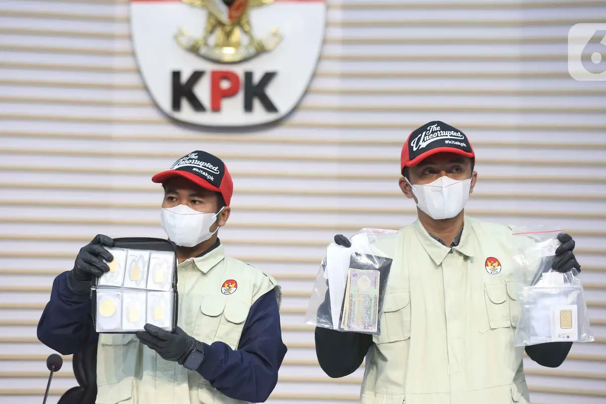 KPK Perlihatkan Barang Bukti OTT Kantor Imigrasi Jakarta Barat