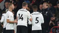 Manajer Liverpool Jurgen Klopp memberikan arahan kepada para pemainnya pada pekan 18 Premier ketika bertandang ke markas AFC Bournemouth di Vitality Stadium, Minggu (17/12). Liverpool mencukur AFC Bournemouth empat gol tanpa balas. (GLYN KIRK / AFP)