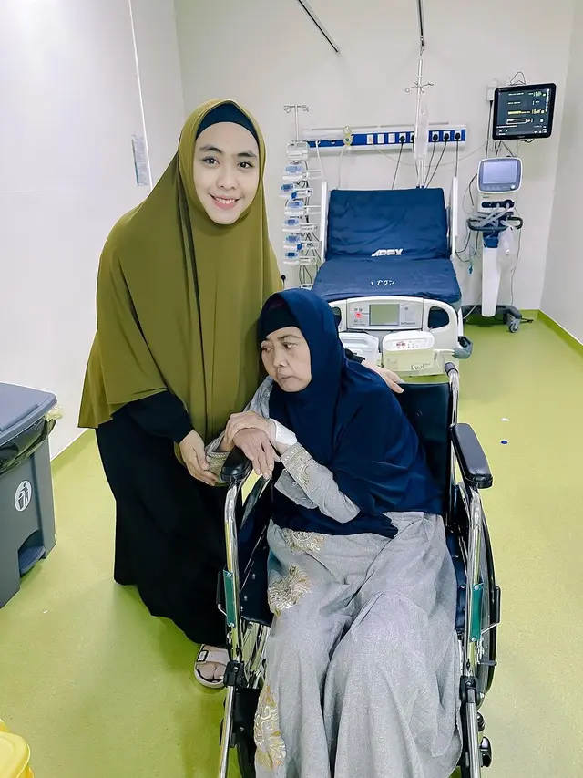 6 Potret Kondisi Terbaru Ibunda Ria Ricis yang Jatuh Sakit di Makkah, Sempat Koma