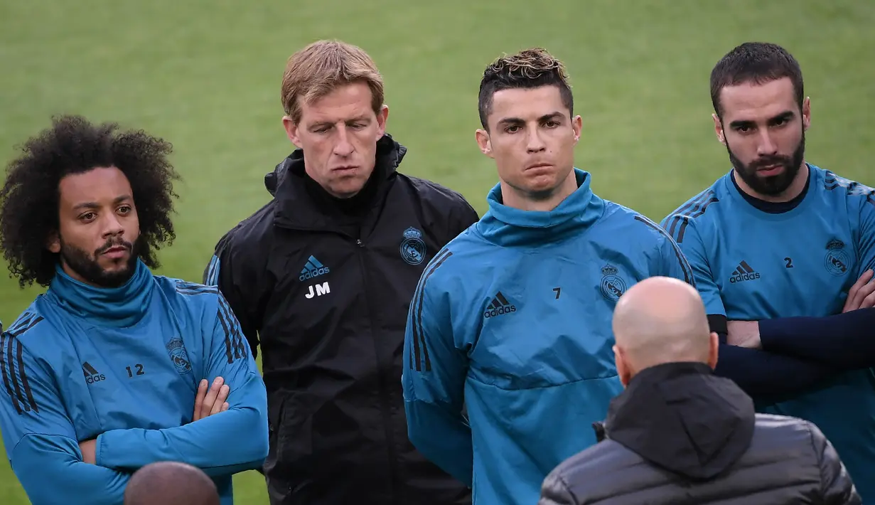 Pemain Real Madrid, Cristiano Ronaldo (dua kanan) mendengarkan arahan pelatih Zinedine Zidane saat sesi latihan di Allianz Stadium, Turin, Italia, Senin (2/4). (AFP PHOTO/Marco BERTORELLO)
