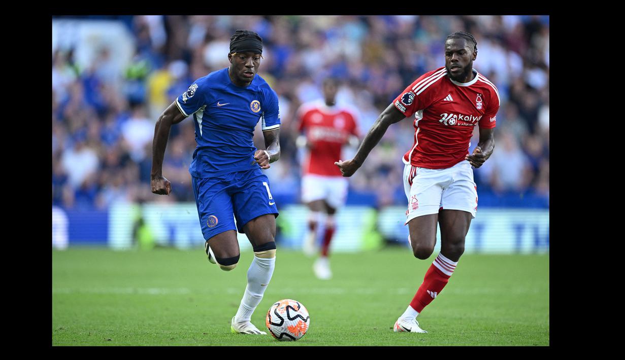 Bek Nottibgham Forest, Nuno Tavares (kanan) membayangi pergerakan striker Chelsea, Noni Madueke pada laga Liga Inggris 2023/2024 di Stamford Bridge, London (2/9/2023). Nuno Tavares didatangkan Nottingham Forest dari Arsenal setelah sang pemain tak termasuk dalam skema pelatih Mikel Arteta musim ini. Nuno Tavares dipinjam selama semusim hingga akhir musim 2023/2024 dengan biaya 1,15 juta euro. (AFP/Justin Tallis)