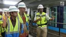 Gubernur DKI Jakarta Anies Baswedan menyimak penjelasan Direktur Utama PT MRT Jakarta William Sabandar saat meninjau kereta MRT di Depo Lebak Bulus, Jakarta, Kamis (12/4).(Liputan6.com/Arya Manggala)