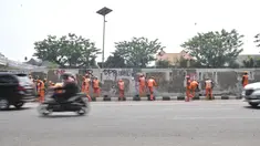 Petugas PPSU membersihkan coretan yang mengotori tembok di kawasan Gedung DPR, Jakarta, Rabu (25/9/2019). Demonstrasi mahasiswa yang berujung ricuh yang berujung kerusuhan tersebut menyebabkan fasilitas umum rusak dan penuh coretan yang dibuat oleh pendemo. (merdeka.com/Iqbal S Nugroho)