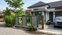 7 Ide Kombinasi Pagar Roster dan Kaca untuk Rumah Modern, Maksimalkan Sirkulasi Udara