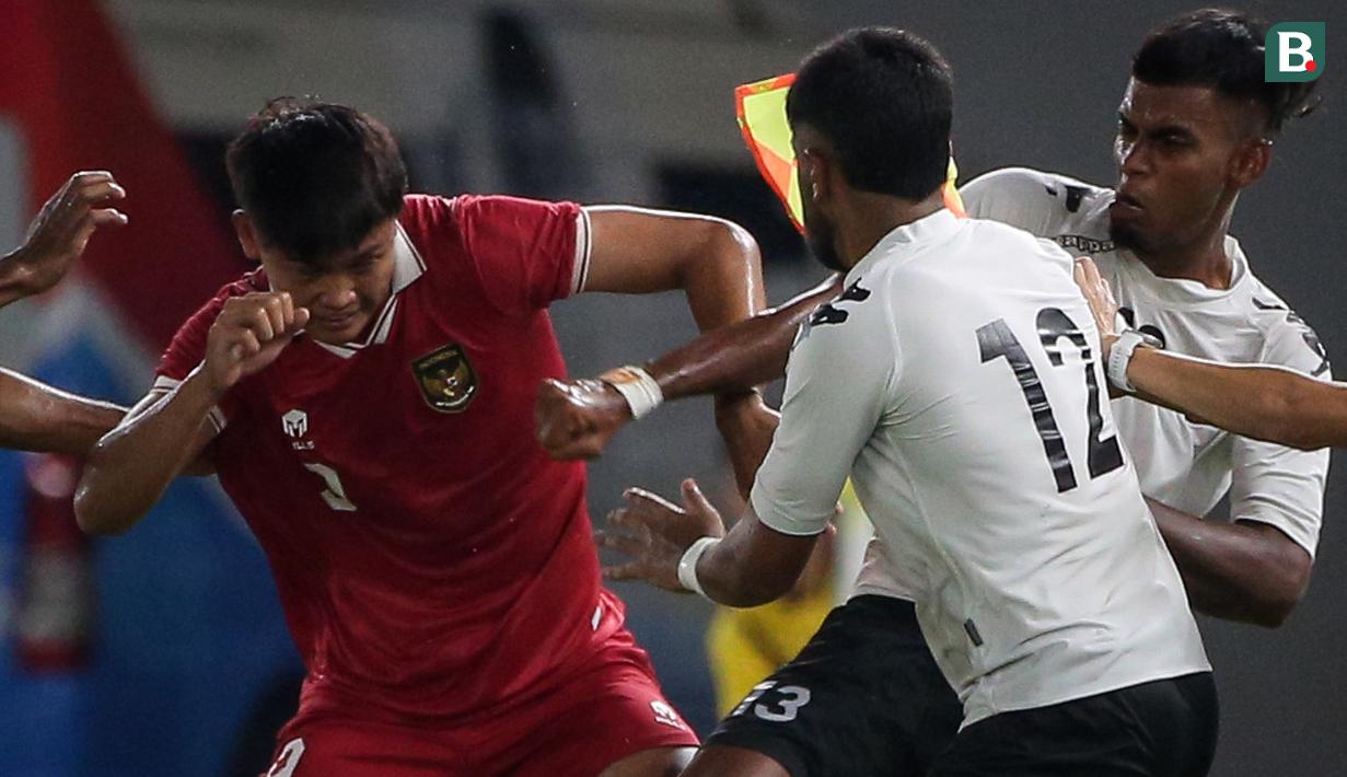 Pemain Timnas Indonesia, Hokky Caraka (kiri) bersitegang dengan pemain Timnas Fiji, Pawan Pratap Singh pada laga International Friendly Match U-20 di Stadion Utama Gelora Bung Karno (SUGBK), Jakarta, Jumat (17/02/2023). (Bola.com/Bagaskara Lazuardi)
