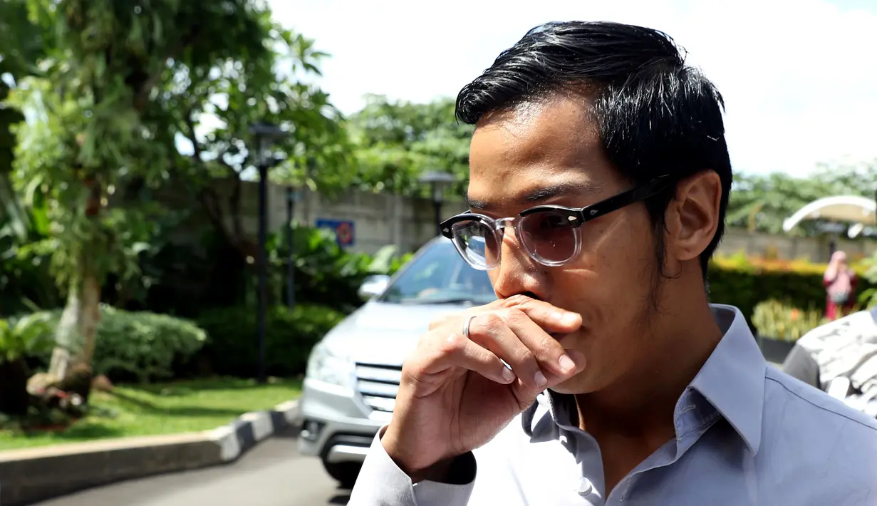 Putra Setya Novanto, Rheza Herwindo meninggalkan gedung KPK usai menjalani pemeriksaan sebagai saksi, Jakarta, Kamis (2/5/2019). Rheza Herwindo bungkam menjawab pertanyaan wartawan usai pemeriksaan terkait kesepakatan kontrak kerja sama pembangunan PLTU Riau 1. (Liputan6.com/Helmi Fithriansyah)