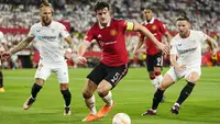 Pemain Manchester United, Harry Maguire, berusaha mengejar bola saat melawan Sevilla pada leg kedua perempat final di Ramon Sanchez Pizjuan, Jumat (21/4/2023). Biang kerok kekalahan Manchester United selanjutnya adalah sang kapten. Maguire membuat blunder hingga gawang MU kebobolan. (AP Photo/Jose Breton)