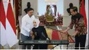 Namun, mic yang akan digunakan Putri tersenggol hingga hampir jatuh. Presiden Jokowi dengan sigap membantu Putri Ariana memperbaiki posisi mic dengan benar. [Youtube/Sekretariat Presiden]