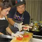 Ariel Tatum belajar memotong sashimi dengan benar, diajarkan oleh Chef Jason Vito dari Hu'u Bistro. (Liputan6.com / Radhitia Pradana)