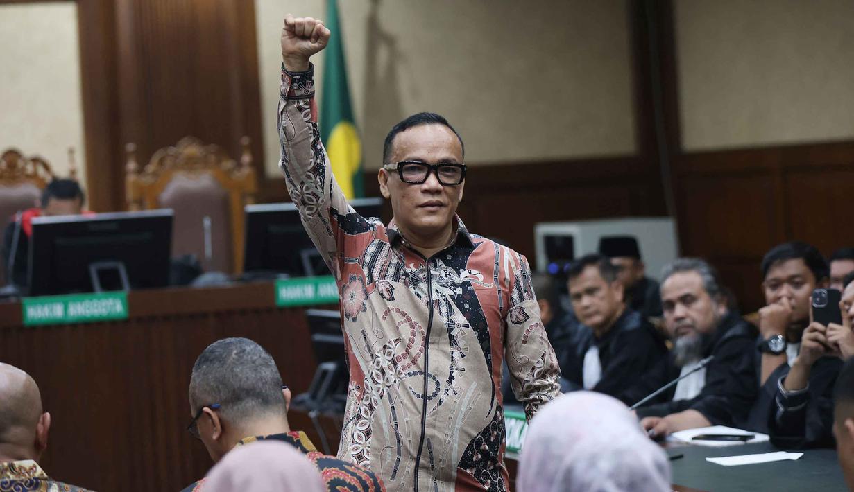 Mantan Wakil Menteri Ketenagakerjaan (Wamenaker), Immanuel Ebenezer Gerungan namalain Noel, saat mengikuti sidang pembacaan tuntutan dari Jaksa Penuntut Umum (JPU) atas kasus dugaan pemerasan dan penerimaan gratifikasi mengenai pengurusan sertifikasi Keselamatan dan Kesehatan Kerja (K3) di lingkungan kementerian Ketenagakerjaan di Pengadilan Tindak Pidana Korupsi, Jakarta, Senin (18/5/2026). (Kapanlagi.com/Budy Santoso)