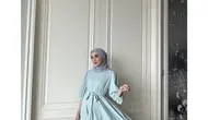 Tampil ala princess modern dengan dress Gonegani lengan balon warna hijau mint seharga Rp279.000. [Foto: Gonegani]