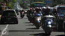 Kemacetan panjang terjadi di kawasan Puncak Bogor, Jawa Barat, Jum'at (6/5). Libur panjang dimanfaatkan sejumlah warga untuk berlibur di kawasan Puncak Bogor. (Liputan6.com/Johan Tallo)