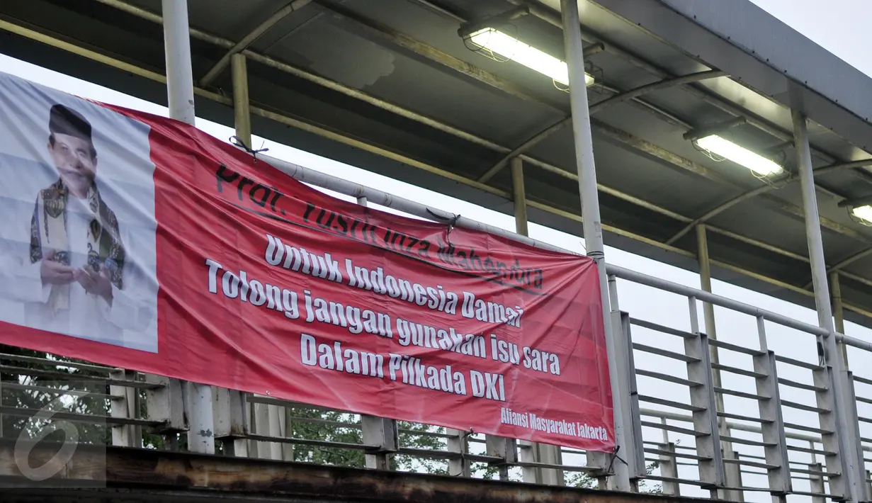 Spanduk Yusril Ihza Mahendra yang menolak penggunaan isu SARA dalam Pilkada DKI terpasang di JPO kawasan Jalan Panjang, Jakarta, Rabu (2/11). Jelang Pilkada DKI 2017, spanduk imbauan tepis isu SARA mulai bertebaran. (Liputan6.com/Yoppy Renato)