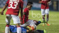Gelandang Bali United, Gede Sukadana, berebut bola dengan gelandang Persib Bandung, Dedi Kusnandar. Permainan terbuka kedua klub membuat laga berlangsung keras dan terjadi banyak ketegangan. (Bola.com/Vitalis Yogi Trisna)