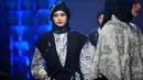 Untuk diketahui, Indonesia memiliki peluang besar untuk menjadi pusat busana santun Muslim dunia. Berdasarkan data State of the Global Islamic Economy Report 2024/2025, pengeluaran konsumen Muslim global untuk sektor pakaian dan alas kaki pada 2023 mencapai USD 327 miliar dan diproyeksikan naik menjadi USD 433 miliar pada 2028. Tampak dalam foto, model-model memamerkan karya desainer mode Indonesia Dama Kara selama Jakarta Muslim Fashion Week, Kamis 6 November 2025. (AP Photo/Tatan Syuflana)