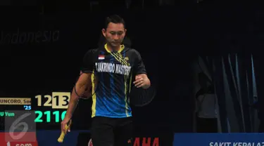 Tunggal putra Indonesia, Sony Dwi Kuncoro tertunduk saat laga melawan pemain Hongkong Hu Yun di 16 besar BCA Indonesia Open, Jakarta, Kamis (2/6). Sony kalah 12-21, 15-21, 16-21. (Liputan6.com/Helmi Fithriansyah)